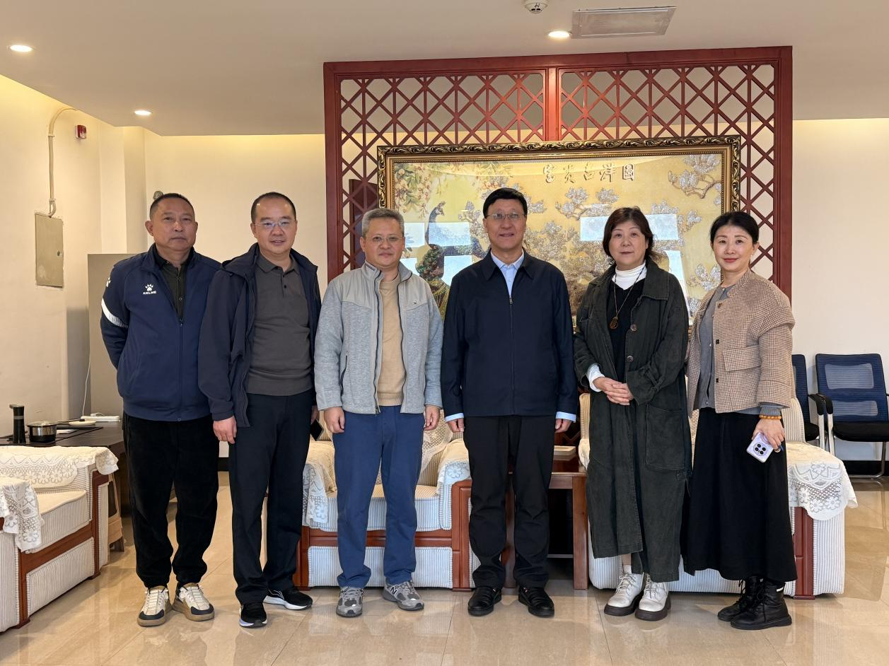 武漢理工大學(xué)校友合作處楊文東主任 蒞臨我司參觀(guān)考察